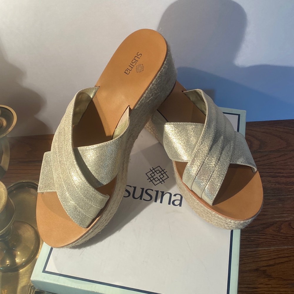 Susina "ELLIS" Metalic Platform Sandals. Size 10